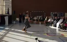 Taniec pary absolwent&oacute;w
