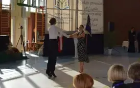 Taniec pary absolwent&oacute;w podcas uroczystości
