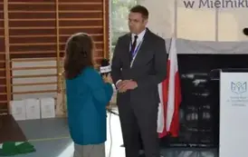 Przedstawiciel medi&oacute;w przeprowadza wywiad z W&oacute;jtem
