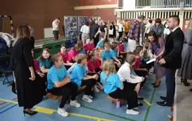 Organizatorzy przekazują wskaz&oacute;wki uczniom przed ich występem