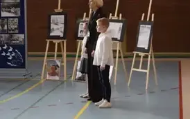Nauczycielka stoi wraz z dziećmi
