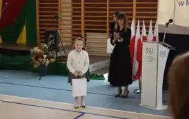 Nagrodzzona uczennica pozuje do zdjęcia