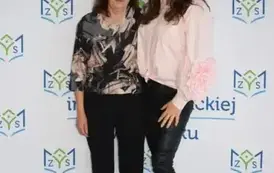 Goście pozują na ściance