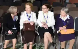 Emerytowane nauczycielki rozmawiają po latach