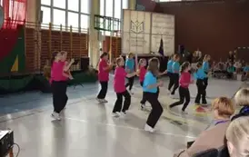 Dziewczynki w kolorowych koszulkach tańczą