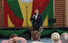 Dyrektor szkoły przemawia do zgromadzonych gości