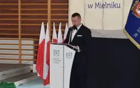 Dyrektor szkoły przemawia do zgromadzonych gości (2)