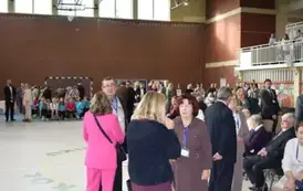 Absolwenci szkoły witają się