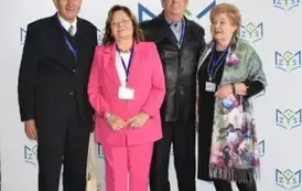 Absolwenci szkoły pozuja na ściance