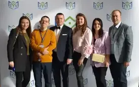 Absolwenci i nauczyciel pozują do zdjęcia (2)