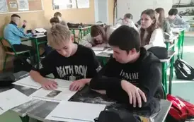 Uczniowie klasy si&oacute;dmej pracują nad zadaniami z projektu