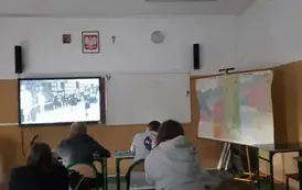 Uczniowie klasy &oacute;smej słuchają z uwagą informacji na temat udziału kobiet w Powstaniu Warszawskim