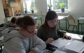 Uczennice klasy si&oacute;dmej pracują nad zadaniami projektowymi