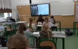 uczennice klasy czwartej oglądają materiały o kobietach- uczestniczkach Powstania Warszawskiego