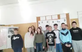 Si&oacute;dmoklasiści z dumą prezentują  swoje prace