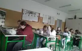 Dziewczynki z klasy czwartej pracują nad materiałami o kobietach uczestniczakach zrywu