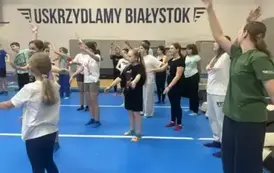 Uczniowie wykonują ćwiczenia rozgrzewające