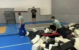 Uczniowie skaczą na trampolinach