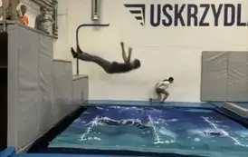 Uczeń skacze na trampolinę