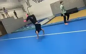 Uczeń robi salto na materacu