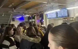 Grupa uczni&oacute;w słucha instrukcji korzystania z parku trampolin
