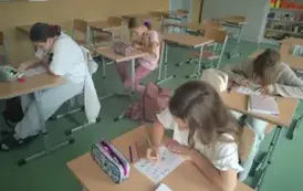 Uczniowie w ławce kodują obrazek
