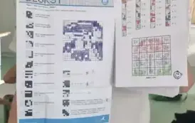 Uczennica trzymająca zakodowaną kartkę