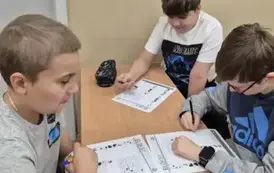 Trzech chłopc&oacute;w rozwiązuje zadania matematyczne