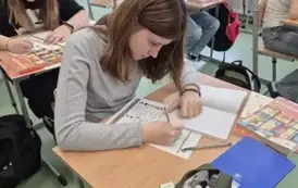Uczniowie podczas lekcji kodowania matematycznego