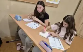 Dziewczynki rozwiąznują zadania matematyczne