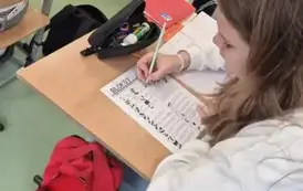 Dziewczynka uzupełnia kartę zadań matematycznych
