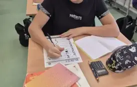 Chłopiec rozwiązuje zadania w sali matematycznej