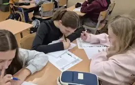 Grupa uczni&oacute;w podczas lekcji matematyki