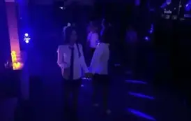 Uczniowie tańczą na dyskotece