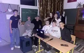 Uczniowie obsługujący nagłośnienie pozują do zdjęcia