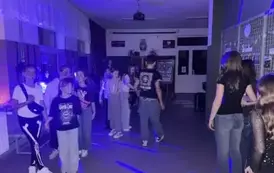 Uczniowie bawią się podczas dyskoteki