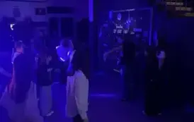 Uczniowie  bawią się podczas dyskoteki szkolnej