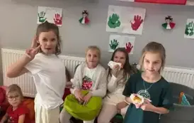 Dziewczynki na tle falgi Włoch jedzą pizzę