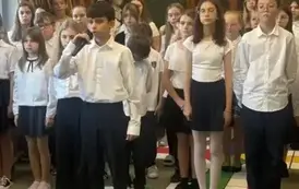 Uczeń śpiewa pieśń patriotyczną