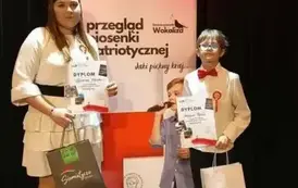 Laureci konkursu wokalnego pozują do zdjęcia z nagrodami