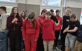 Uczniowie klasy si&oacute;dmej podczas apelu szkolnego