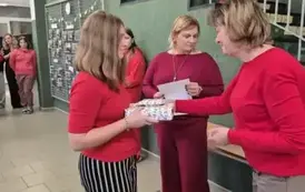 Uczennica z klasy sz&oacute;stej odbiera nagrodę z konkursu literackiego