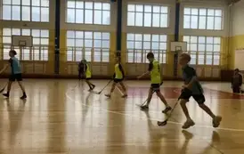 Uczniowie rozgrywają mecz w unihokeja