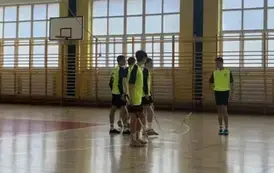 Drużyna unihokeja rozgrywa mecz