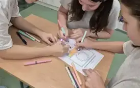 Trzy dziewczynki koloruja matematyczną sowę
