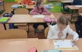Uczniowie klasy trzeciej rozwiązują zadania matematyczne
