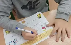 Chłopiec rozszyfrowuje zagadkę matematyczną