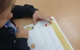 Dziewczynka rozszyfrowuje zagadkę matematyczną