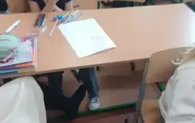 Dziewczynka rozwiązuje zadanie matematyczne