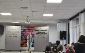 Uczestniczka konkursu recytuje wiersz